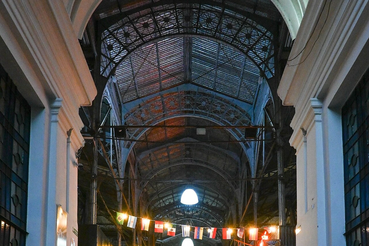 Vegetable stalls and shopping bags at an outdoor market in Buenos Aires